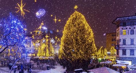 Praznična okrašena ulica