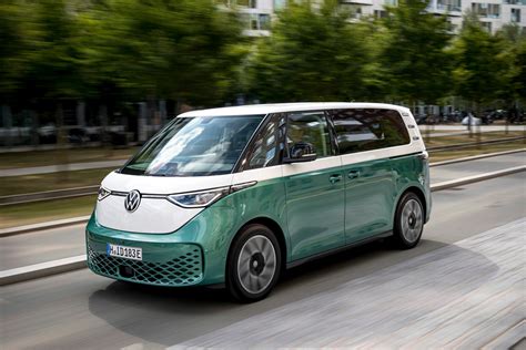 Otroški električni avtomobilček Volkswagen ID. BUZZ v rdeči barvi