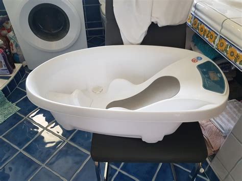 Otroška banjica za kopanje, polna vode, z račko.