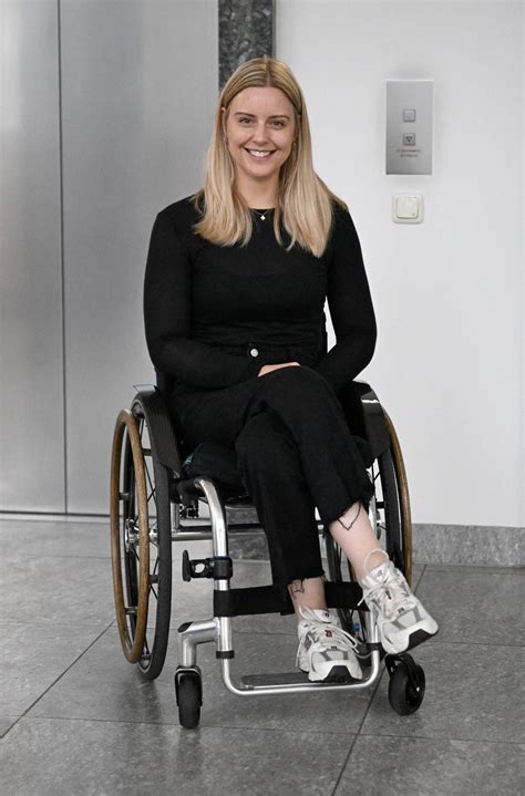 Ženska na invalidskem vozičku se smehlja