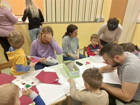 Vzgojitelji in otroci v vrtcu