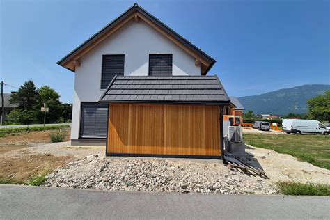 Lesena štorklja s culo pred hišo