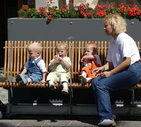 Simbolična ilustracija družine s tremi otroki