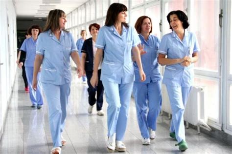 Ilustracija medicinske sestre ali babice, ki svetuje nosečnici