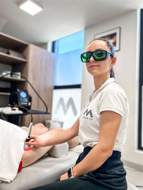 Ilustracija človeškega telesa z označenimi območji ingvinalne in trebušne kile.