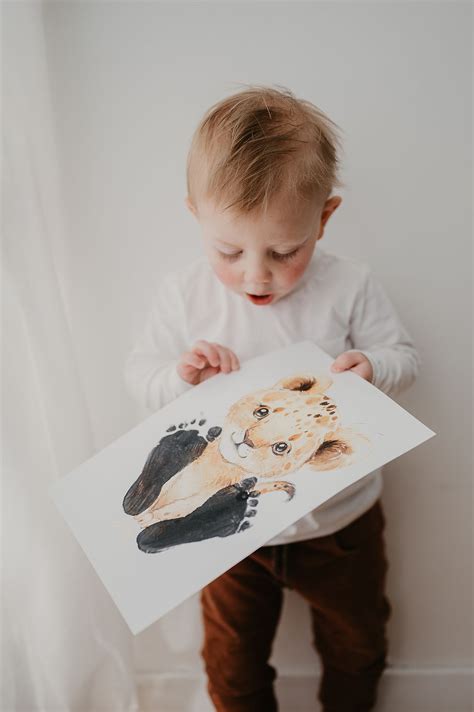 Odtis dojenčkove nogice v glini