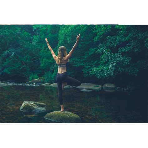 Nosečnica, ki izvaja vaje za sprostitev