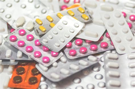 Ilustracija delovanja antibiotikov na bakterije