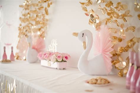 Elegantno pogrnjena miza za baby shower z baloni in rožami