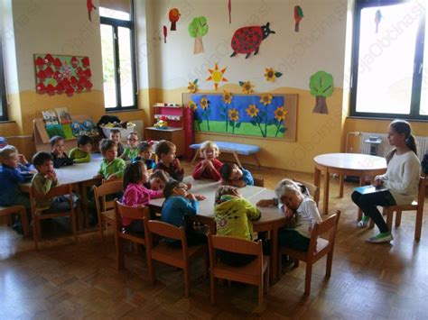 otroci poslušajo pravljico