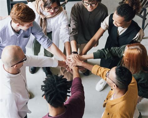 Družina, ki se drži za roke