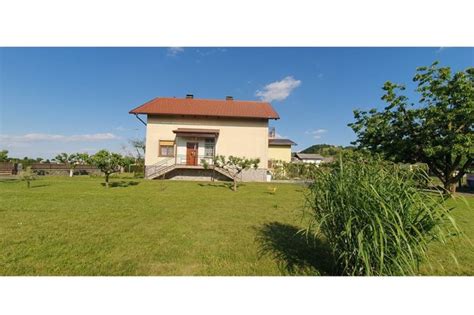 Ženska, ki doji otroka v prijetnem okolju