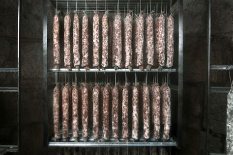 različne vrste suhih klobas in mesnin