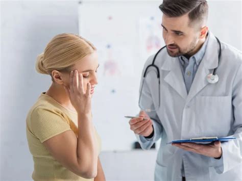 moški, ki se pogovarja z zdravnikom o vazektomiji