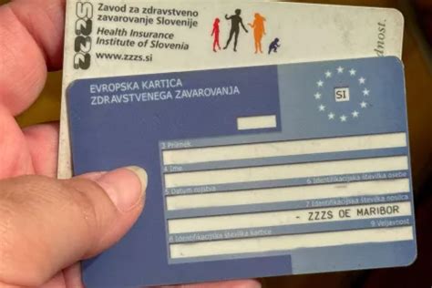 Ženska drži v roki modro kartico zdravstvenega zavarovanja
