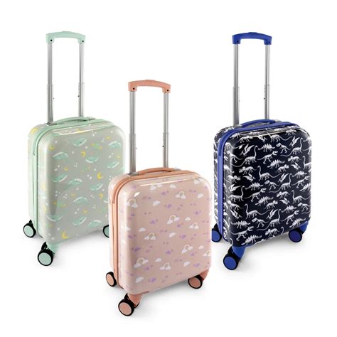 Potovalni kovček z nalepljenimi zastavami držav