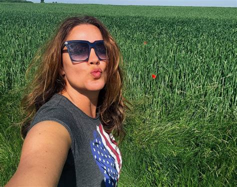 Ženska s povečanim nosečniškim trebuščkom