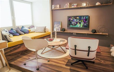 Mlad muc se skriva pod kavčem.