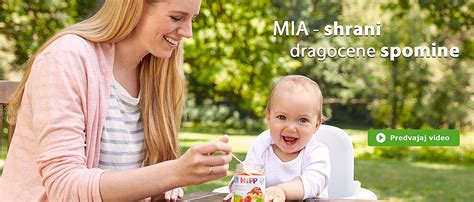 Mama hrani dojenčka s smehljajem