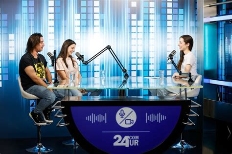 Ilustracija nosečnice, ki se pogovarja z drugo žensko