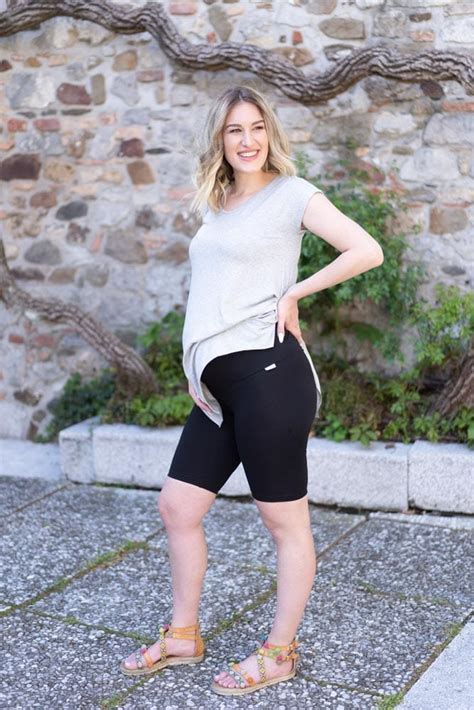 Ženska v udobnih športnih oblačilih za nosečnice