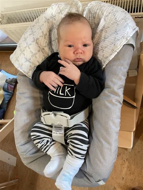 Dojenček v Stokke® Vstavku za novorojenčka ob jedilni mizi