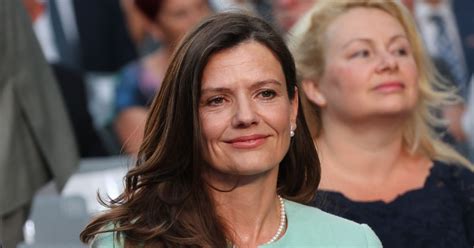 Silhueti očeta in otroka v razmišljanju