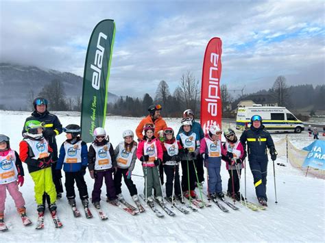 Otrok v smučarskih hlačah na snegu