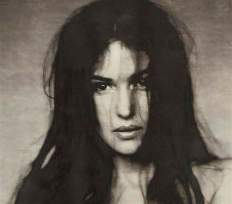 ženska na fizioterapevtski mizi