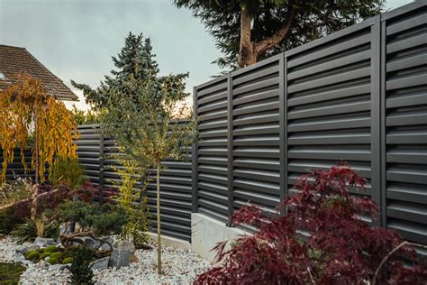 Diagram, ki prikazuje različne načine namestitve kovinske varnostne ograje