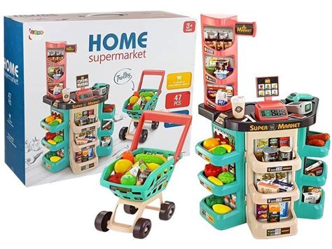 Otrok se igra z rdeče-srebrnim nakupovalnim vozičkom, polnjenim s plastičnim sadjem in zelenjavo.