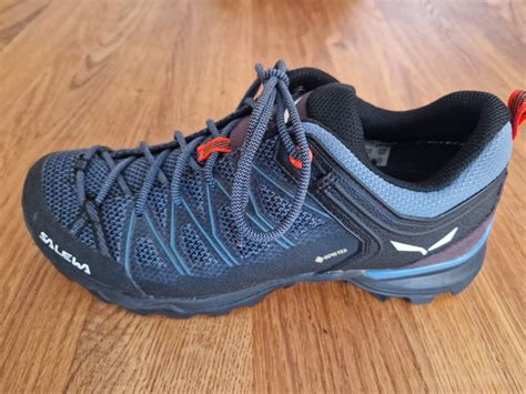 Moški čistijo pohodniške čevlje