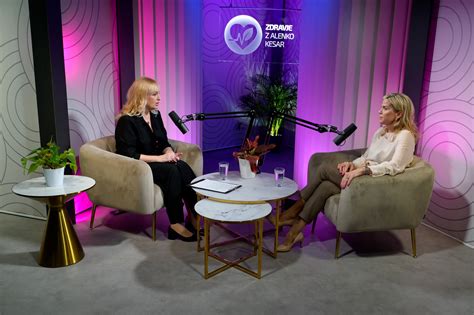 Ilustracija para, ki se pogovarja z zdravnikom o zdravljenju neplodnosti