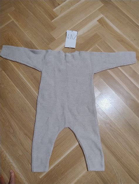 Pleteni kombinezon za dojenčka z raglan rokavi
