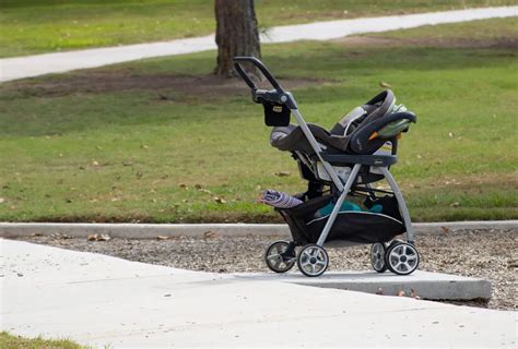 Ilustracija dojenčka v vozičku med mrakom