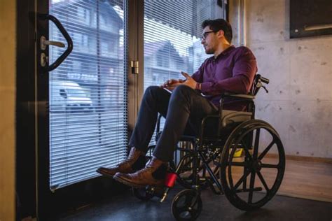 simbolična podoba človeka na invalidskem vozičku