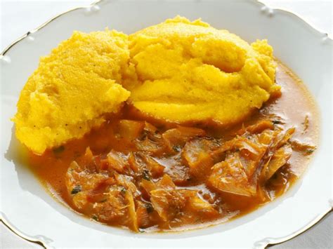 Slika polenovke (bakala) na krožniku