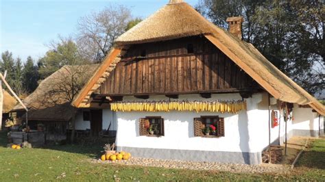 Slamnata streha na tradicionalni prekmurski hiši