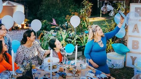 Skupina prijateljev na baby shower zabavi