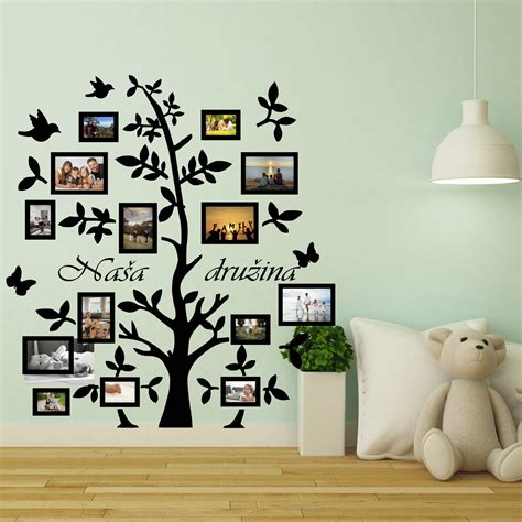 Družina, ki sadi mlado drevo