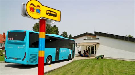 Otroci vstopajo v šolski avtobus