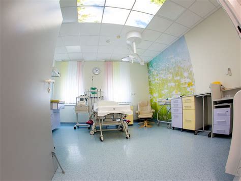 Notranjost sodobne porodne sobe v Ptujski porodnišnici