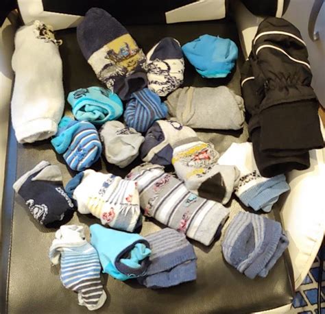 otroška oblačila zložena v plastično vrečko