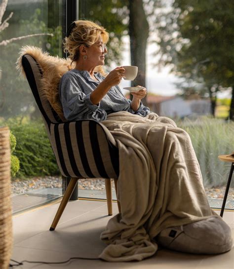 Dodatki za popolno sprostitev: blazine, odeja, mizica