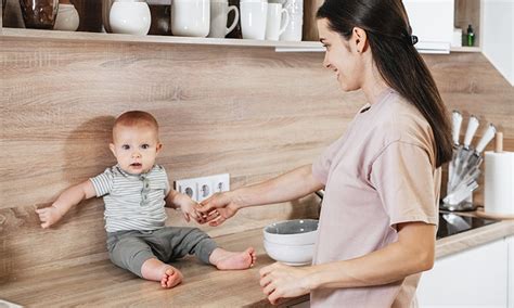 Mlada mama z dojenčkom