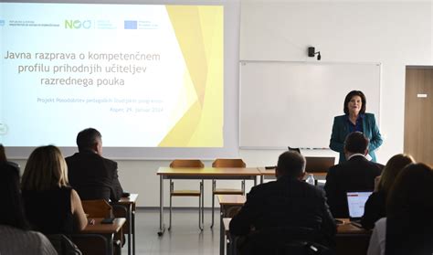 Simbolična slika učitelja, ki se ukvarja z administracijo