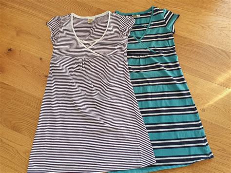 Ženska v udobnih poletnih nosečniških hlačah