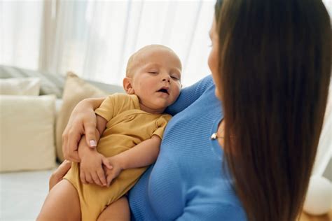 Mamica drži dojenčka v naročju