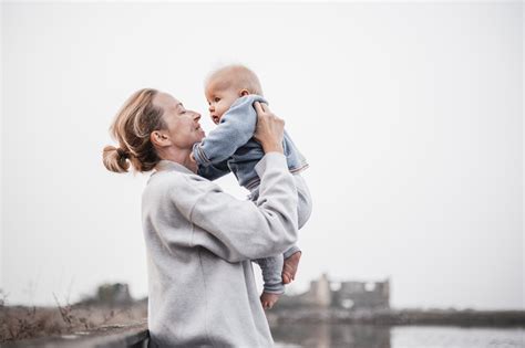 mama z dojenčkom in starejšim otrokom
