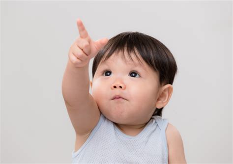 Dojenček kaže s prstom